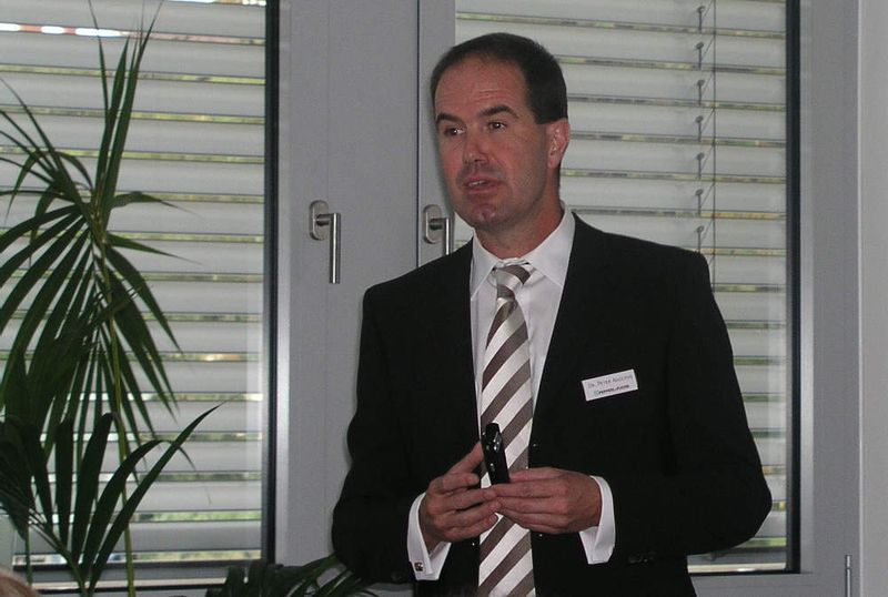 Bild 5: Dr. Peter Adolphs, Geschäftsführer Fabrikautomation bei Pepperl und Fuchs, erläutert die Geschichte des induktiven Näherungsschalters. (Archiv: Vogel Business Media)