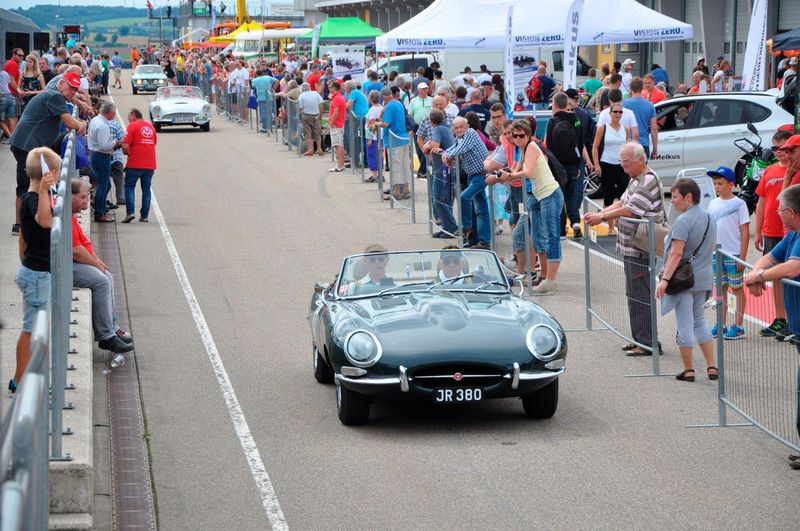 Rennfahrerfeeling In der Boxengasse am Sachsenring: Jaguar E-Type Roadster von 1963. (Schunk)