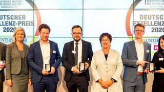 Dr. Johannes Stemmer (4.v.l.), Director Digital Transformation bei der Beumer Group, nahm den Preis in Berlin entgegen. (Beumer)