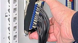 Die vorkonfektionierten Einsätze des Han Metall-Gehäuses rasten direkt von hinten in das Anbaugehäuse ein. (Harting)