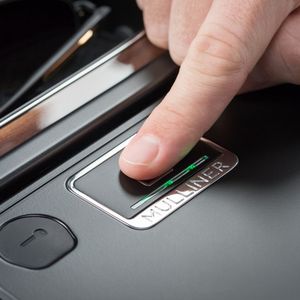 Der Tresor lässt sich nur mit Fingerabdrucksensor öffnen ...(Bild:  Bentley)