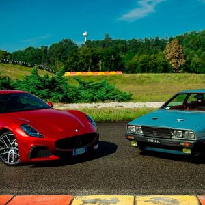 Bereits 1933 gewann Maserati Rennen auf Pirelli-Reifen. 1961 lieferte Maserati den 3500 GT Spyder und das Coupé mit dem Cinturato S ausgeliefert. 1963 wurde der Reifen weiterentwickelt und kam als HS-Version (HS für High-Speed) am Maserati 5000 zum Einsatz. Zu Beginn der 70er-Jahre fuhr der Ghibli auf einem der ersten Niederquerschnittsreifen der Serie 70 von Pirelli.(Bild:  Maserati)