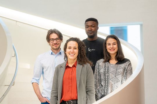 Mitgieder der Nachwuchsforschungsgruppe: Gruppenleitung: Dr. Vanessa Castro (Mitte) und Doktorandinnen und Doktoranden: Anthony Gerhardt, Emmanuel Udekwe Nwanegbo, Una Smailbegovic.(Bild:  TU Bergakademie Freiberg / Andreas Hiekel)