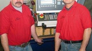 Lobend äußern sich unisono Ralf (links) und Karsten Weber, geschäftsführende Gesellschafter der Weber Maschinenbau GmbH in Burladingen, über den kundenorientierten Service der WMS GmbH in Willich. WMS vertritt den zur belgischen Haco-Gruppe gehörenden polnischen Werkzeugmaschinenhersteller FAT. (Archiv: Vogel Business Media)