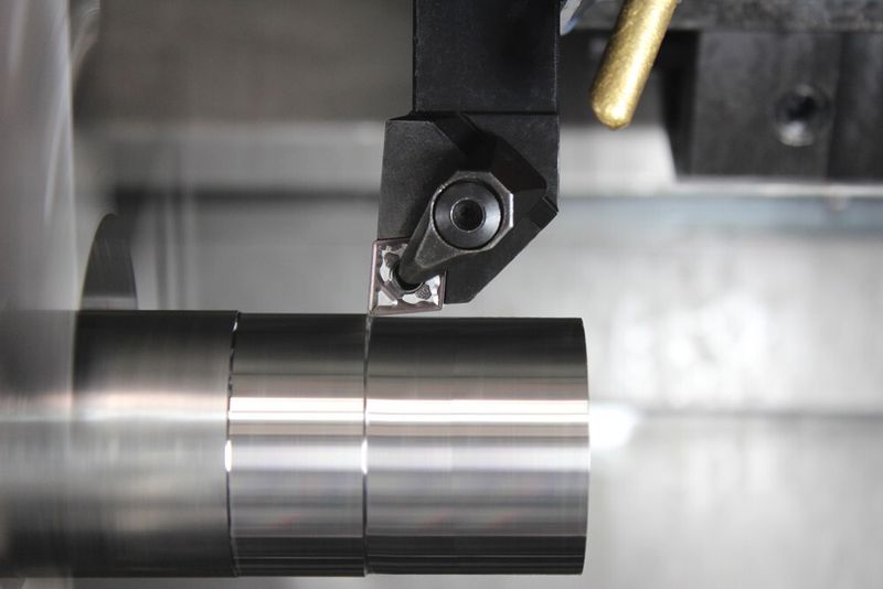 Um die Wendeschneidplatten für die Zerspanung von harten Materialien wie Superlegierungen und Titan zu optimieren, arbeitete Palbit mit Cemecon zusammen. (Bild: Palbit)