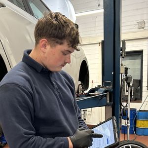 Mit dem Tablet am Fahrzeug: Arbeitsfortschritt und Auftragsdaten in Echtzeit erfassen(Bild:  attRiBut)