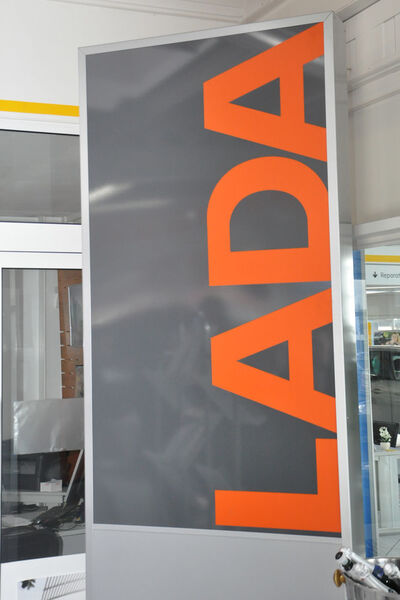 Die Farben Orange und Grau sind die neuen Leitfarben der Marke, übrigens im Einklang mit der Lada-CI in Russland. (Grimm/»kfz-betrieb«)