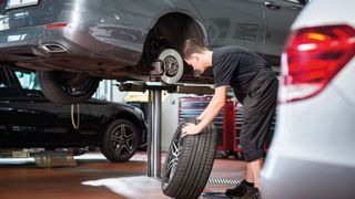 Nach dem Radwechsel empfehlen Werkstätten ihren Kunden, den Sitz der Radmuttern nach 50 Kilometern noch einmal zu kontrollieren. Das sollten die Betriebe auch weiterhin tun, rät der ZDK.  (Bild: ProMotor Volz)