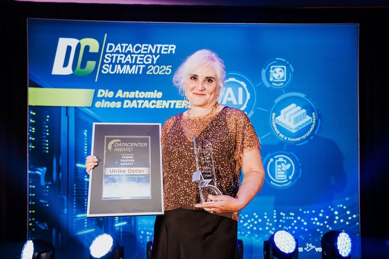 Eine besondere Ehrung erhielt Ulrike Ostler, Chefredakteurin bei Datacenter Insider. Für ihre herausragende Arbeit in mittlerweile einem Jahrzehnt Eventgeschichte wurde sie nun mit dem Award in den Kategorien Power, Passion, Legacy ausgezeichnet.  (Bild: Vogel IT-Akademie)