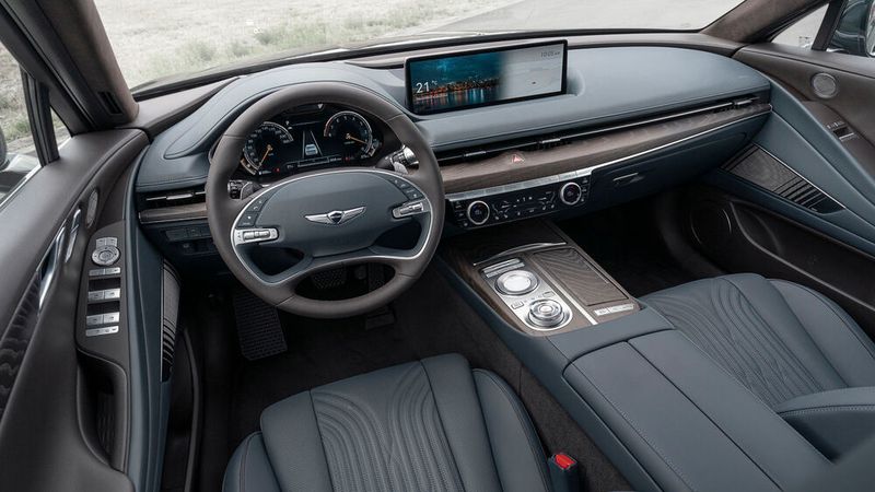 Feines Leder, schmucke Nähte, offenporiges Holz und viel Liebe zum Detail bei Schaltern und Tasten lassen auf Anhieb Oberklasse-Flair aufkommen. (Bild: Genesis)