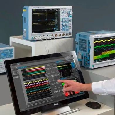 Developers at the lab workplace: For WBG-based power converters and highly dynamic loads, precise efficiency and loss analysis require the time-synchronized acquisition of electrical, transient, and thermal parameters. (Image:Yokogawa)