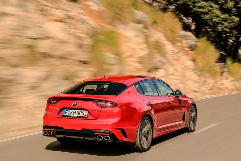 Das Design der Sportlimousine ist markant: Die Schultern sind breit aufgestellt, seitliche Lufteinlässe im Frontstoßfänger, Kiemen an den vorderen Kotflügeln und der Heckdiffusor stechen ins Auge. (Kia)