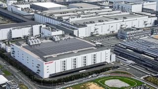 Die Produktion von großformatigen LCD-Modulen am japanischen Standort Osaka soll bis Ende 2024 auslaufen. Sharp will verstärkt auf Displays in Fahrzeugen, VR und zusätzlich auf künstliche Intelligenz setzen. (Bild: Sharp)