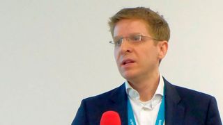 Jakob Schillinger, Business Consulting Manager, Siemens PLM Software, erläuterte im Rahmen einer Presskonferenz auf der Hannover Messe 2019, wie man mit der Low-Code-Plattform von Mendix schnell und einfach Apps erstellen kann.  (Bild: Schreier)
