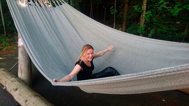 Hannah Lamotte entdeckt einstweilen die Hängematte hinter der Blutwurzhüttn und möchte am Besten den Rest der Tour dort bleiben – die schaukelt so schön. (IT-BUSINESS)