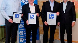 Ulrich Köster (re.) vom ZDK überreichte in Schwäbisch-Hall Urkunden an (von li.) Friedrich Barth, Klaus Bauer und Dietmar Clysters für ihre langjährige ehrenamtliche Pressearbeit im Landesverband. (Bild: Holger Zietz )