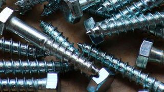 Um manuelle Schraubverbindungen sicherer zu gestalten, kann ein Transponder die genaue Position des Schraubwerkzeuges am Handwerksplatz evaluieren.  (gemeinfrei)