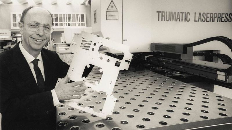 Während eines erneuten USA-Aufenthalts 1978 untersuchte Leibinger persönlich, ob sich ein CO2-Laser auch zum Schneiden von Blech eignet. Seine Eingebung erwies sich wieder einmal als richtig: Ein Jahr später präsentierte er die erste kombinierte Stanz-Laser-Maschine, zunächst noch mit Laserstrahlquellen aus den USA. (Trumpf)