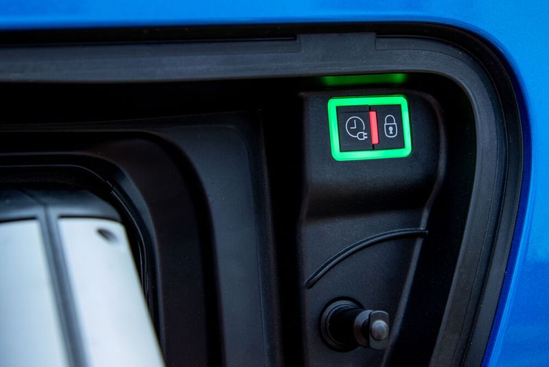 Ein Vorteil des Peugeot E-2008: Es ist ein dreiphasiger Lader verbaut. Ladezeiten an Haushaltssteckdosen werden damit verkürzt. (Bild: Peugeot/Markus Heimbach)