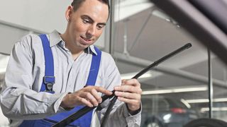 Wischerblätter dürfen weiterhin verkauft und auch angebracht werden. (Bild: ProMotor/Volz  )