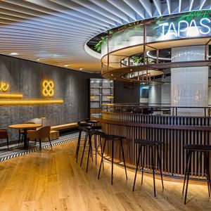 Die Bar ist eine Idee aus dem Seat-Marketing. Sie soll in einem Einkaufszentrum potenzielle Kunden ansprechen.(Bild: Seat)