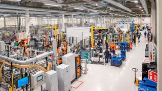 Valmet Automotive hat sein erstes Solarkraftwerk am Standort Uusikaupunki in Betrieb genommen. Der vor Ort erzeugte Strom wird in das Stromnetz des Werks eingespeist und lässt sich für die Produktion von Batteriesystemen und Elektrofahrzeugen nutzen.  (Bild: Valmet Automotive)