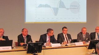 Referenten der VDMA-Pressekonferenz (v. l. n. r.): stellv. Geschäftsführer Elektrische Automation Peter Früauf , Rainer Glatz, Prof. Dieter Wegener, Herbert Wegmann, Dr. Ralph Wiechers und Georg Dlugosch (Moderator). (Bild: s. häuslein/konstruktionspraxis)
