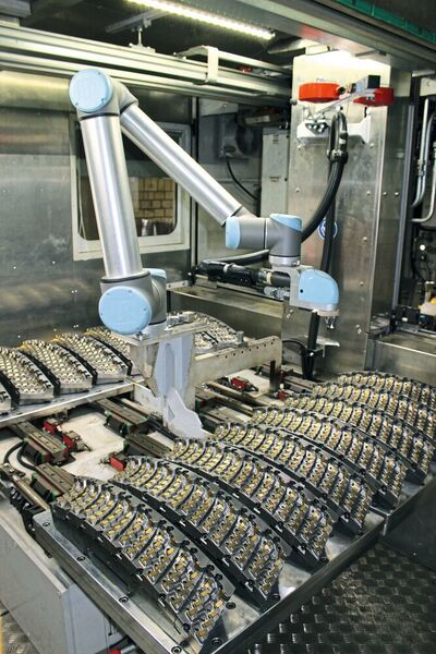 Anstatt des üblichen Robotergreifarmes wurde in dieser Anwendung ein Winkelschrauber montiert, der die Schrauben für die zu montierenden Wendeschneidplatten löst und festzieht.  (NSI)