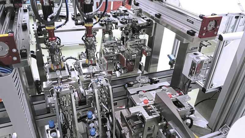 Mit zwei Verschlüssen in den Greifern fährt das 7-Achs-Portalsystem über die fixierten Probenbehälter … (Afag)