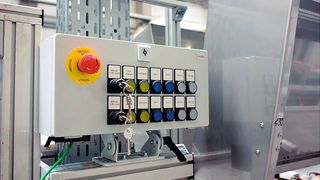 Bei einer modular aufgebauten Bandhärteanlage hat das Unternehmen Eisenmann Thermal Solutions erstmals sämtliche Bedien- und Meldegeräte in den Bedienstationen über Profisafe an die fehlersichere Steuerung angebunden. (Siemens)