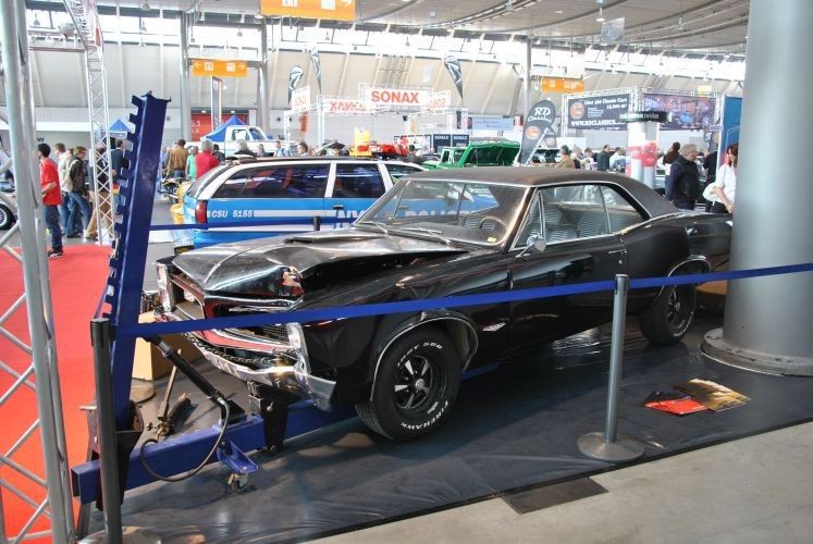 Ein Maheur passend inszeniert: Praxisbeispiel aus der US-Car-Halle. (Foto: Dominsky)