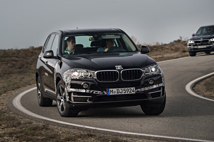 Der BMW X5 Plug-in-Hybrid stand auf der Teststrecke Miramas zu einer ersten Ausfahrt bereit. (Foto: BMW)