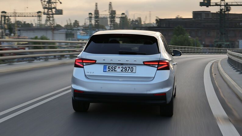 … so lassen sich auch schwere Gegenstände relativ mühelos hineinhieven. (Bild:Skoda)