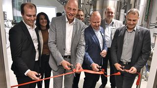 Festliche Einweihung der Dryflux-Anlage. Die Teilnehmer (von links nach rechts): Jay Nowak, CEO Glatt Gruppe; Wirtschaftsminister des Freistaates Thüringen, Wolfgang Tiefensee (SPD); Jeff White, Leiter der Geschäftseinheit Surface Solutions im Unternehmensbereich Electronics bei Merck, und Weimars Oberbürgermeister, Peter Kleine (parteilos). (Bild: Jens Lehnert, Funkemedien)