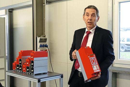 Die neue Gerätefamilie Pxt für aktives Energiemanagement elektrischer Antriebe soll laut Michael Koch der Beginn eines neuen Abschnitts für sein Unternehmen sein. Die neue Gerätefamilie Pxt für aktives Energiemanagement elektrischer Antriebe soll laut Michael Koch der Beginn eines neuen Abschnitts für sein Unternehmen sein.