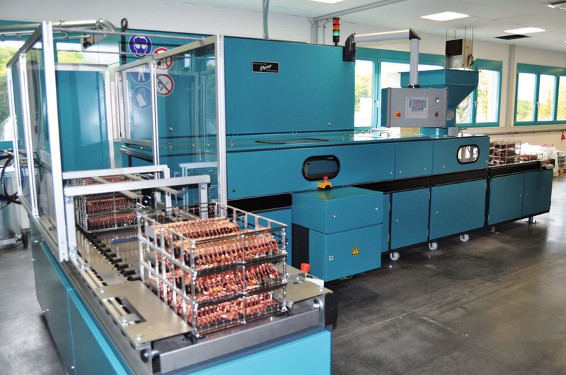 Die Reinigungsanlage wird als Warenschleuse mit Reinigungsfunktion zwischen Fertigung und Montage fungieren. Sie ist komplett eingekapselt. Die Rollenbahn ragt aus der Einhausung heraus zur Aufnahme der Warenträger mit den zu reinigenden Stanzteilen. (Bild: Schmidt)