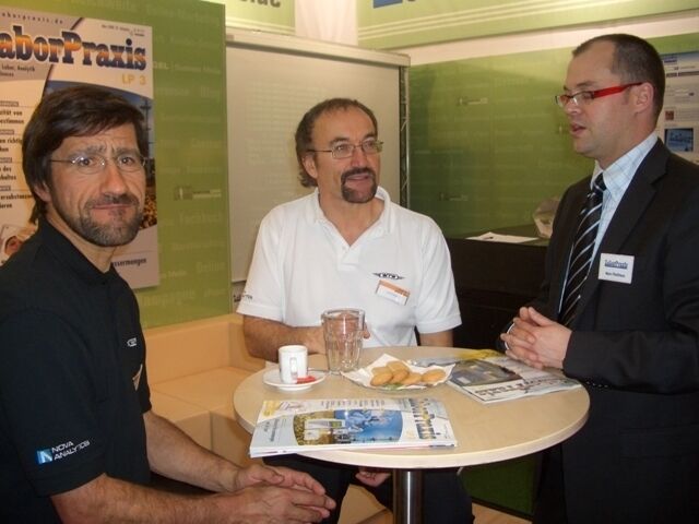 Horst Heller, Josef Platzek, beide WTW, im Gespräch mit Marc Platthaus, Chefredakteur LaborPraxis  (Bild: LaborPraxis)