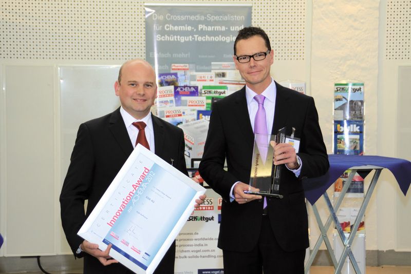 Dr. Thomas Paulus (links) und Daniel Gontermann bei der Preisverleihung des PROCESS User Awards anlässlich des 10. PROCESS Pumpenforums Ende Oktober in Würzburg. (Bild: PROCESS)