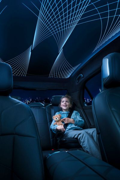  Panoramadächer mit integrierten Lichtmustern verzaubern auch die Kleinsten. (Bild: Webasto)