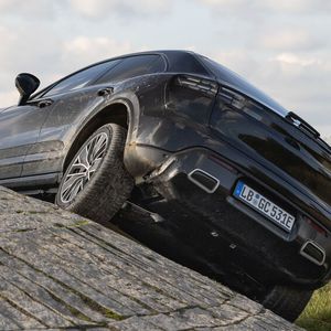 Der bisherige Macan GTS bietet im Gegensatz zu dem neuen Stromer weniger Leistung und nur etwa die Hälfte an Durchzugskraft.(Bild:  Porsche)
