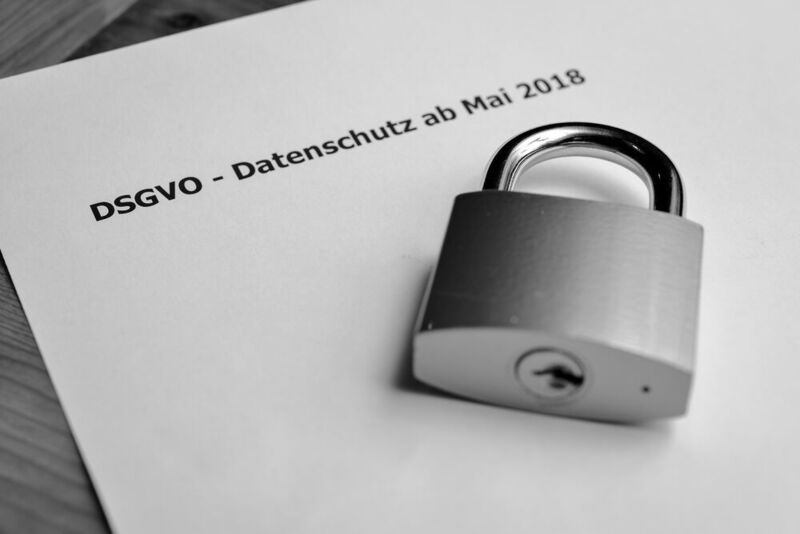 Der Gesetzentwurf des Saarländischen Datenschutzgesetzes (SDSG) befand sich bis Mitte Februar 2018 in der externen Anhörung, in der Verbände, Körperschaften oder sonstige Organisationen die Möglichkeit hatten, zu dem Gesetzentwurf Stellung zu nehmen. Die Anhörung wurde zwischenzeitlich ausgewertet. Nach Befassung des Ministerrats ist geplant, den Gesetzentwurf in den Landtag einzubringen. Das Saarländische Datenschutzgesetz wird an die Datenschutz-Grundverordnung (DSGVO) angepasst. Dabei werden Öffnungsklauseln für den Gesetzgeber genutzt, soweit entsprechende Regelungen nicht aufgrund ihres Bezuges den Fachgesetzen grundsätzlich vorbehalten sind, und Regelungsaufträge aus der Verordnung umgesetzt. Die Anpassung des SDSG an die DSGVO erfordert eine grundlegende Neukonzeption des Gesetzes. Aufgrund des Anwendungsvorrangs des Unionsrechts treten die Regelungen im SDSG in Zukunft nur noch ergänzend neben die Regelungen des DSGVO. Wesentliche datenschutzrechtliche Bestimmungen ergeben sich künftig unmittelbar aus der DSGVO. Entsprechend der allgemeinen unionsrechtlichen Vorgaben für Rechtsakte in Verordnungsform ist eine Wiederholung des Verordnungstextes nur in eng begrenzten Ausnahmefällen möglich. Vor diesem Hintergrund trifft das SDSG in Zukunft grundsätzlich nur noch Regelungen, wo die DSGVO Regelungsgebote und -aufträge vorsieht. (SWerner-Ney)