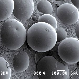 Abb. 2a: LTSEM (Low Temperature Scanning Electron Microscopy) Aufsicht auf die Glasperlen (nicht-kohäsives Substrat) mit unterschiedlichen Vergrößerungen. Kontrolle ohne Biofilm [2, 5]. 