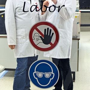 Abb. 2 Andreas Köhler (l.) und Kollegin Sandra Hirsch diskutieren das Extraktionsergebnis einer Wasserprobe. Das Ecology-Labor verweist bereits vor dem Betreten deutlich sichtbar auf die im Labor einzuhaltenden Regeln. Arbeitssicherheit wird bei Dow großgeschrieben, und zwar nicht nur im Labor, sondern auch in allen Produktionsbereichen sowie auf dem gesamten Gelände des Chemieparks Stade.