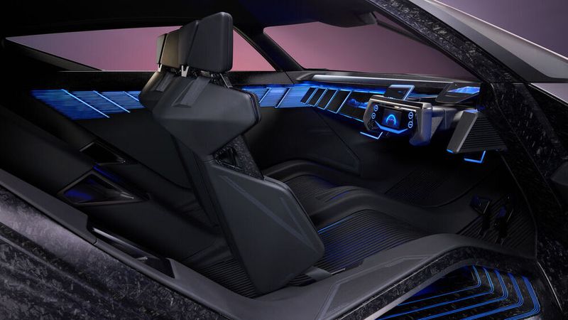 Im GT-Modus ist die Fahrerkabine in Blau gehalten. (Bild: Nissan)