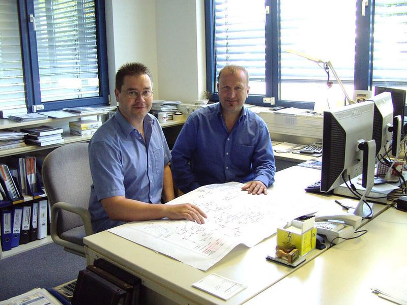 Die Projekte sind umfangreich:  Schaltpläne umfassen bis zu 5000 Seiten – da ist eine Standardisierung der Pläne unverzichtbar (Mario Rohde und Klaus Wohlleben (v.l.). (Archiv: Vogel Business Media)