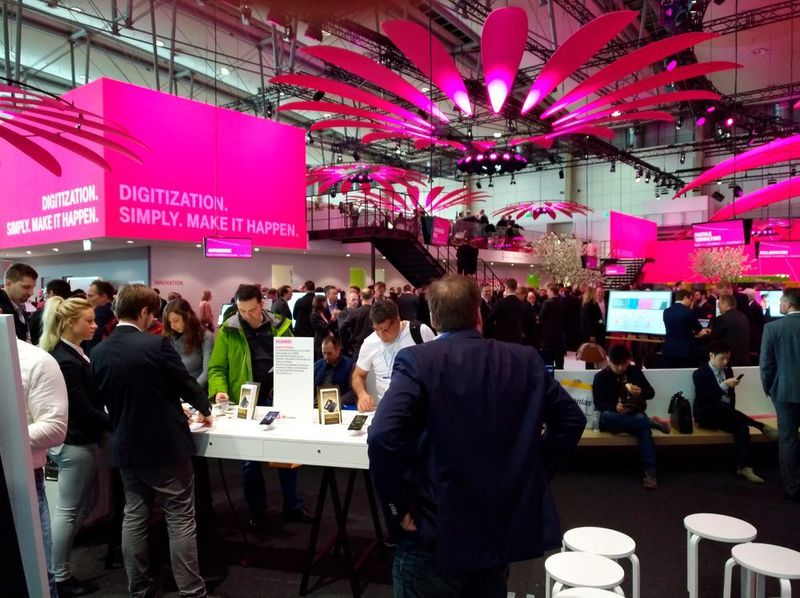 Hier werden unter anderem Smartphones gezeigt - wie man es aus jedem Telekom-Laden kennt. (Robert Horn)