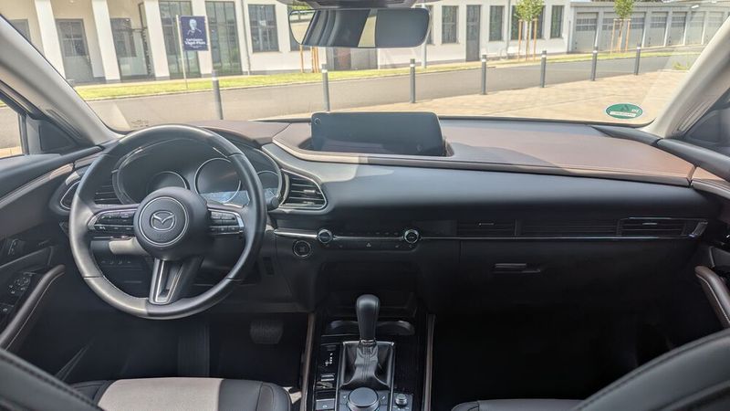 3. Der Innenraum: Das Interieur wirkt mit seiner Lederausstattung hochwertig. Unser Testwagen kam mit braunen Dekorelementen, die das Cockpit unter anderem von den Türen über das Armaturenbrett umrahmen. Das Lenkrad ... (Bild: Simon – VCG)