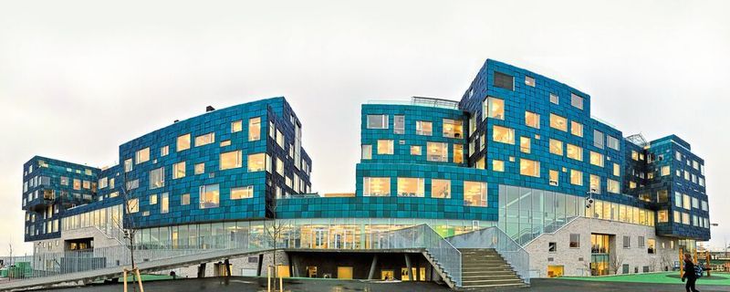 La façade de la Copenhagen International School (Danemark) a été réalisée avec des verres photovoltaïques Kromatix. (PromFR)