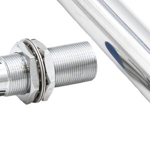 Glänzende oder reflektierende Objekte aus Metall können auch mit induktiven Sensoren abgefragt werden. In der Regel muss der Sensor aber sehr nahe am zu detektierenden Bauteil positioniert werden, dessen Oberflächeneigenschaften aber keinen Einfluss auf die Zuverlässigkeit der Sensoren hat.(Bild:  ipf electronic gmbh)