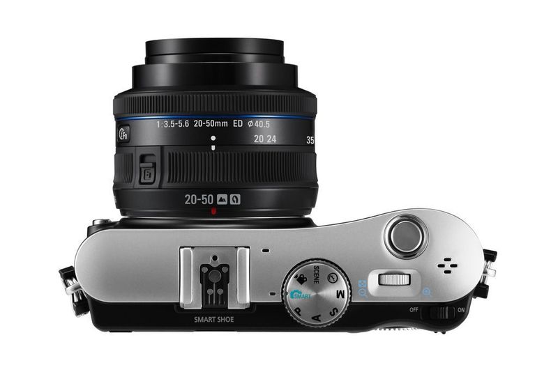Die Systemkamera NX100 von Samsung ist der Neuzugang bei den Kompaktkameras mit Wechselobjektiven. Sie bietet einen 14,6-Megapixel-Sensor im APS-C-Format sowie ein 7,6-Zentimeter-AMOLED-Display. (Archiv: Vogel Business Media)